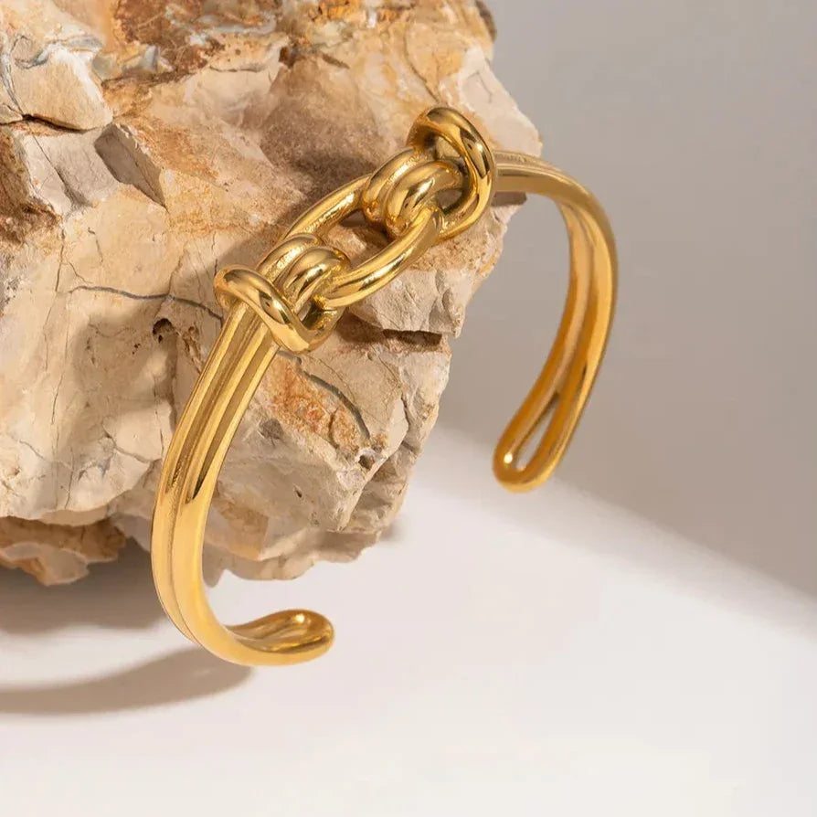 Lusy Gold Knot Bangle