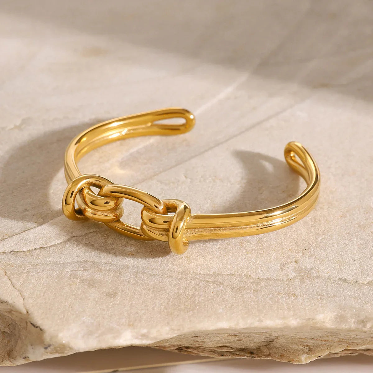 Lusy Gold Knot Bangle