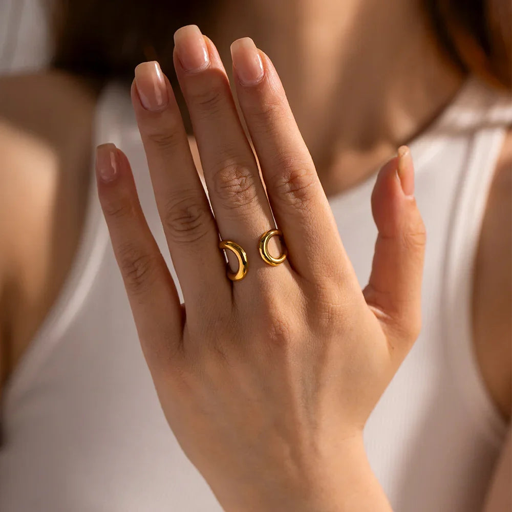 Helsinki Twisted Band Ring