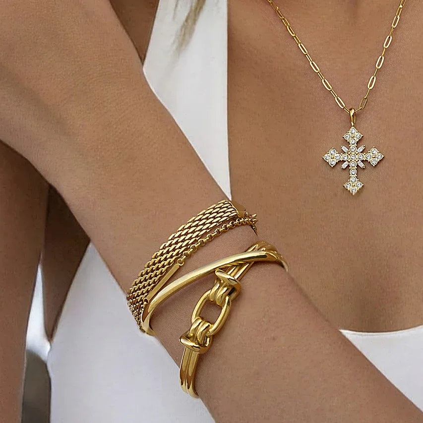 Lusy Gold Knot Bangle