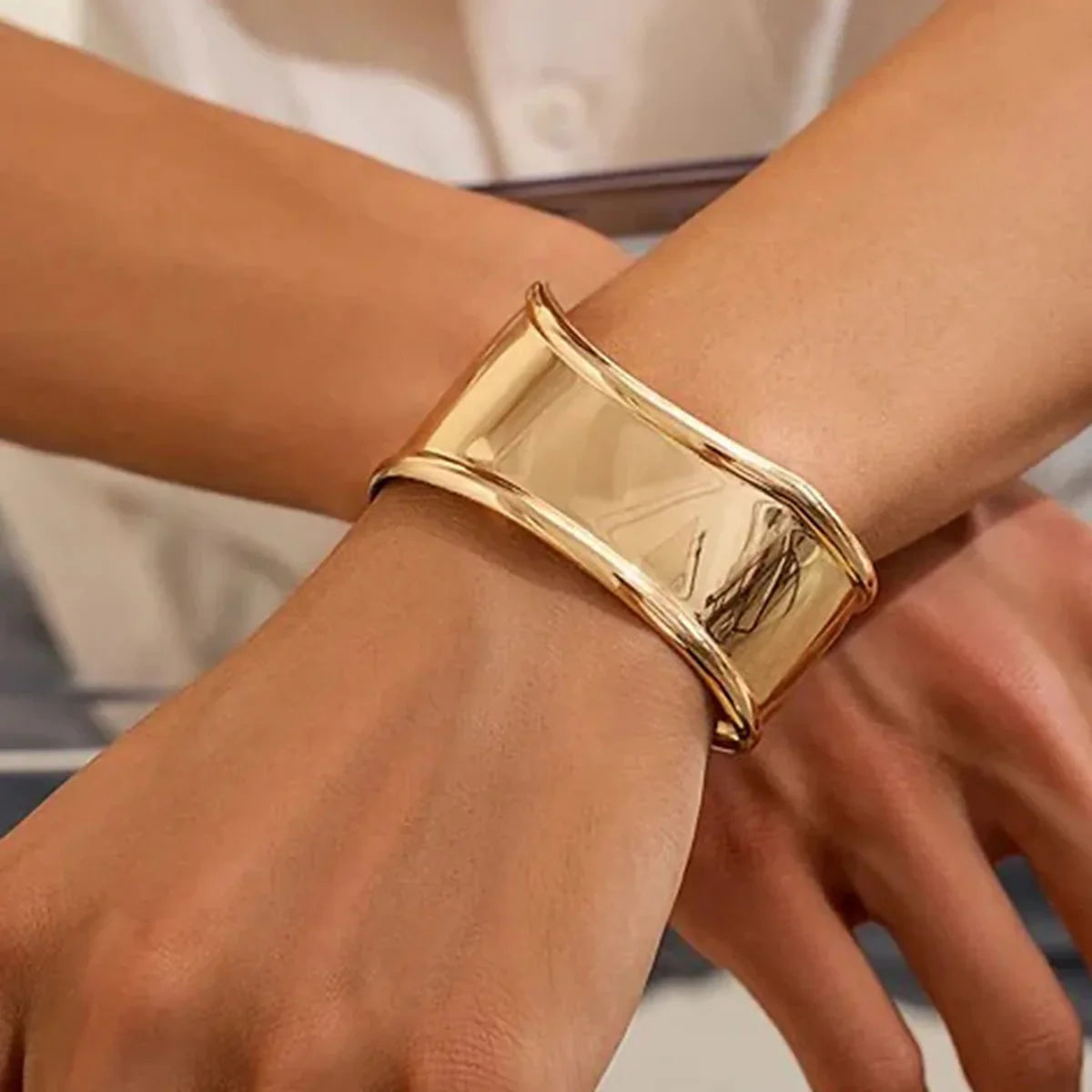 Luna Smooth Gold Cuff