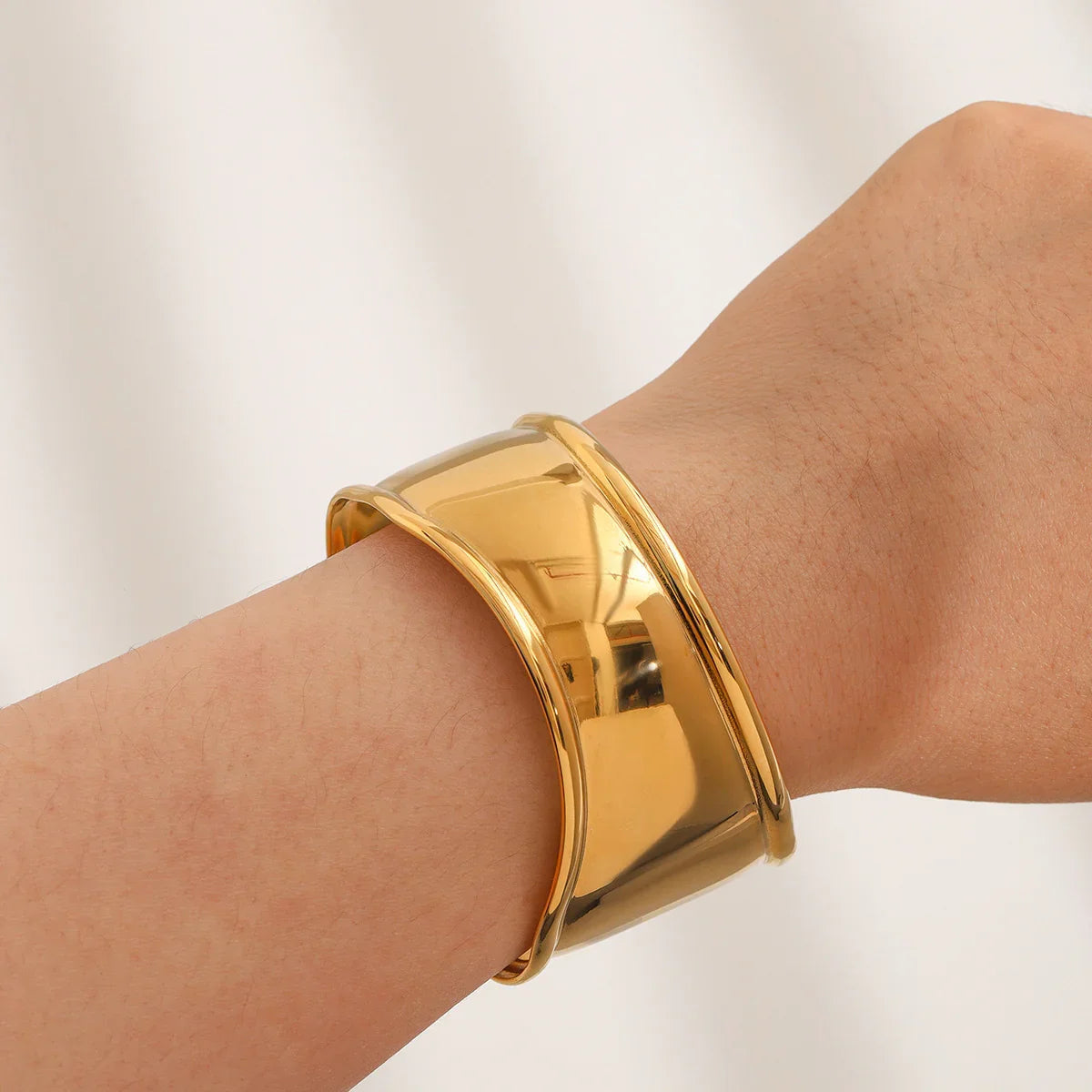 Luna Smooth Gold Cuff