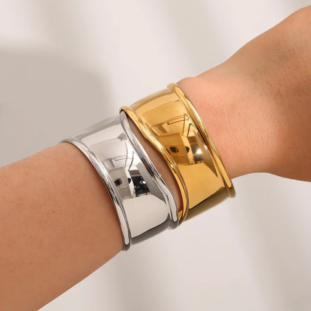 Daisy Gold Bangle