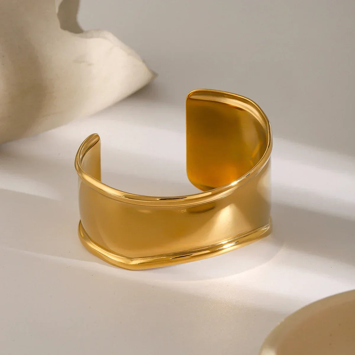 Luna Smooth Gold Cuff